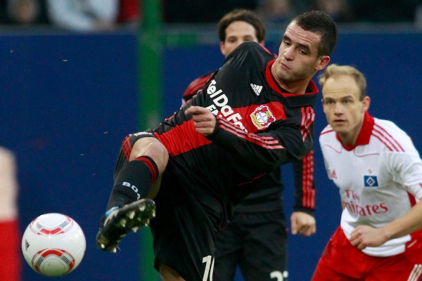 David Jarolím z Hamburku (vpravo) v souboji s hráči Leverkusenu. David Jarolím z Hamburku (vpravo) v souboji s hráči Leverkusenu.