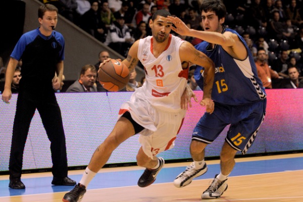 Basketbalista Nymburka Simmons (v bílém). Basketbalista Nymburka Simmons (v bílém).