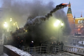 Při střetech s policíí došlo i na světlice a dělbuchy.