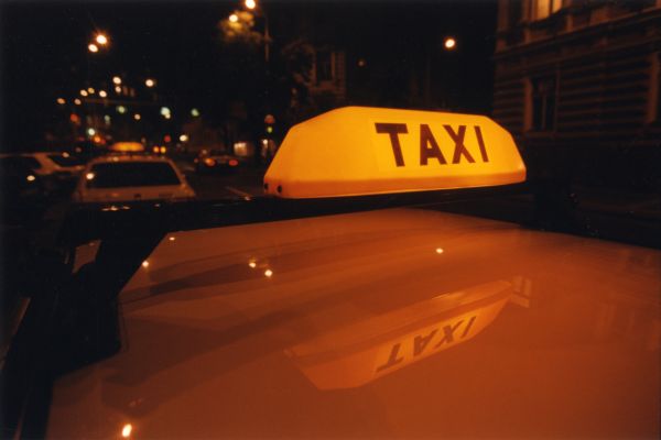 Cestující v taxi by měli být opatrní při platbě kartou (ilustrační foto). Cestující v taxi by měli být opatrní při platbě kartou (ilustrační foto).