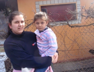 Sabina Podraná (14 let), oběť útoků žhářů u okna, kterým proletěla zápalná ahev.