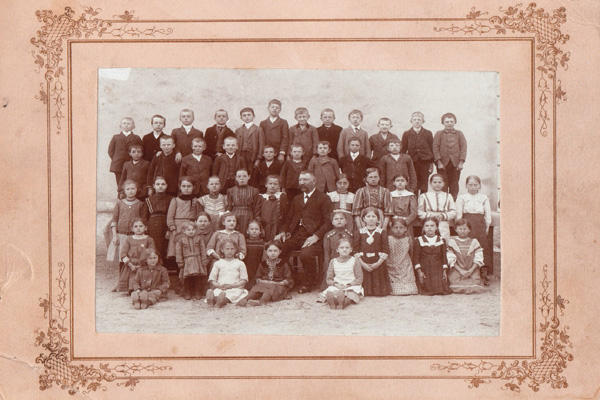 Děti z Kounic v roce 1910. Kolik z nich se dožilo dospělosti?  
