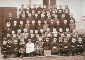 Z asi 300 tisíc dětí, které se narodily roku 1910 v českých zemích, jich do jednoho roku umřelo 60 tisíc.