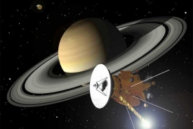 Saturn a jeho měsíce zkoumá už několik let sonda Cassini.