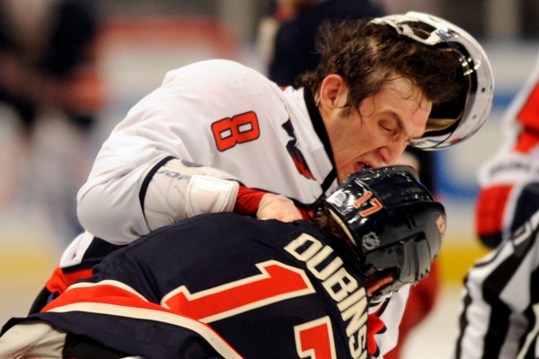Alexander Ovečkin a Brandon Dubinsky se v noci poprali.