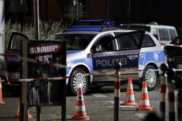 Policisté nepátrali po cizincích díky lupičově německému přízvuku. Policisté nepátrali po cizincích díky lupičově německému přízvuku.