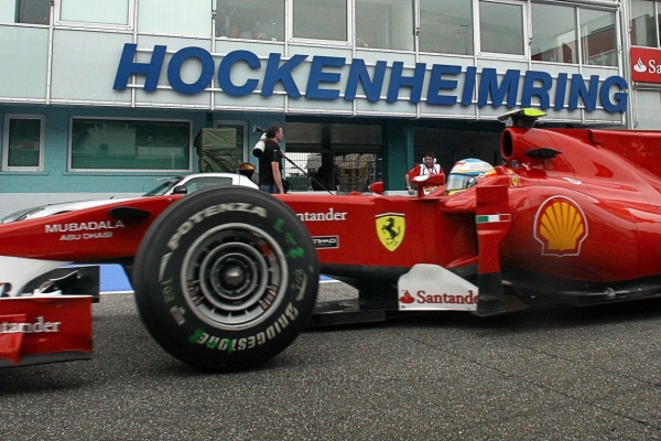 Fernando Alonso v cíli Grand Prix Německa, která přispěla ke zrušení zákazu týmové režie.