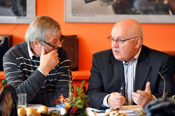 Prezident Asociace profesionálních klubů ledního hokeje (APK) Ctibor Jech a ředitel hokejové extraligy Stanislav Šulc (vpravo).