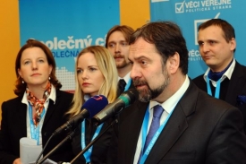 Pokud nebude John kandidovat, získá Karolína Peake (vlevo) podporu Kateřiny Klasnové, ministra školství Josefa Dobeše i neoficiálního lídra strany Víta Bárty.