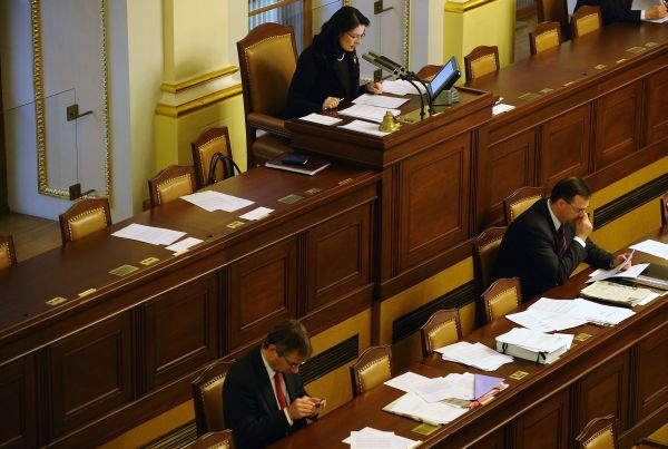 Sněmovna se bude zabývat hlavně dopravními pravidly. Sněmovna se bude zabývat hlavně dopravními pravidly.