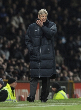 Arséne Wenger nebyl s trávníkem na Old Trafford spokojený.