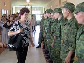 Bdělé oči sdružení matek vojáků. Na návštěvě v jedné posádce.
