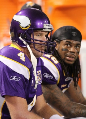 Brett Favre (vlevo) byl zvyklý do utkání nastoupit. Už osmnáct let.