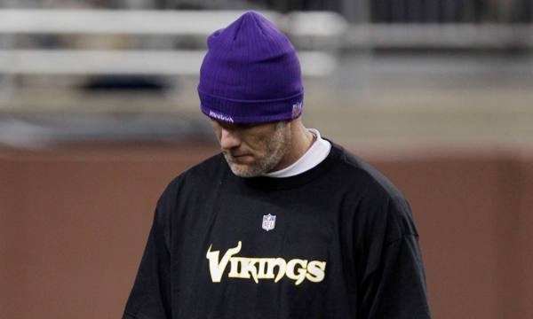 Brett Favre z Minnesoty sledoval utkání proti NY Giants v civilu.