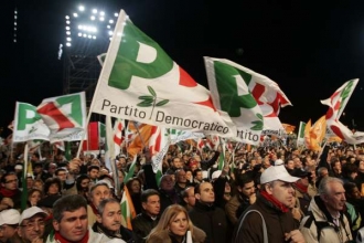 Minulý víkend demonstrovaly proti Berlusconimu v Římě desítky tisíc lidí. 