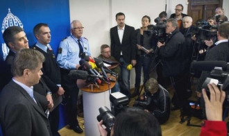 Švédští policisté informují o vyšetřování.