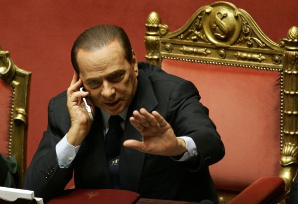 Silvio Berlusconi telefonuje během debaty s poslanci.