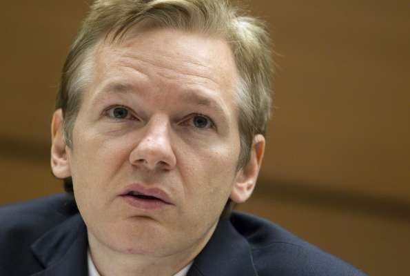 Assange opouští vazbu.