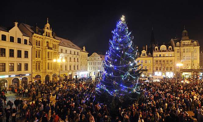 Češi utratí za Vánoce o necelých čtyři sta korun méně než loni.