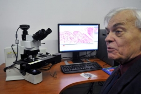 Přednosta Ústavu pro histologii a embryologii Petr Hach demonstruje využití technologie.