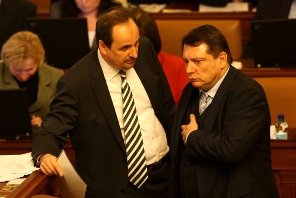 Jan Kohout (vlevo) po dvaceti letech v diplomacii končí. Místo má v dozorčí radě ČEZ.