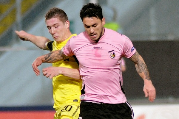Kucka (ve žlutém) v souboji s Pinillou z Palerma. Kucka (ve žlutém) v souboji s Pinillou z Palerma.