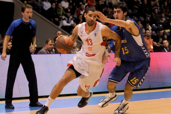 Basketbalista Nymburka Simmons (v bílém). Basketbalista Nymburka Simmons (v bílém).