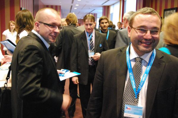 Výkonný místopředseda VV Jaroslav Škárka s ministrem školství Josefem Dobešem.