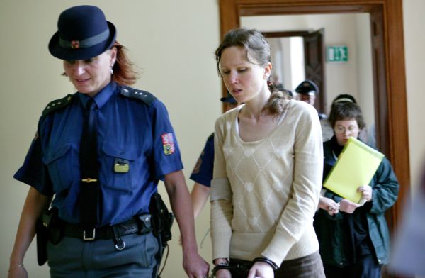 Klára Mauerová, matka týraných chlapců z Kuřimi, která si odpykává devítileté vězení v Opavě, bude na děti platit výživné. Klára Mauerová, matka týraných chlapců z Kuřimi, která si odpykává devítileté vězení v Opavě, bude na děti platit výživné.