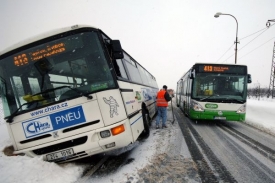 Sníh komplikuje i veřejnou dopravu. 