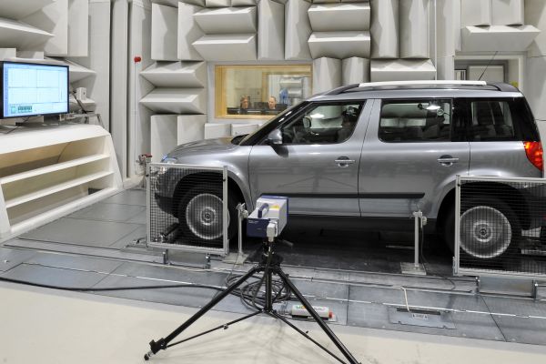 Jak auto ještě ztišit, to je předmětem zkoumání v laboratoři. Jak auto ještě ztišit, to je předmětem zkoumání v laboratoři.