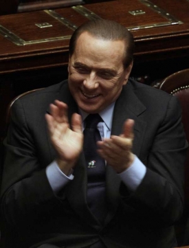 Berlusconi, muž nekončících skandálů, se opět směje.