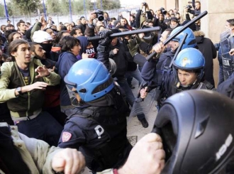 Studenti protestují proti zvyšování školného (prosinec 2010).
