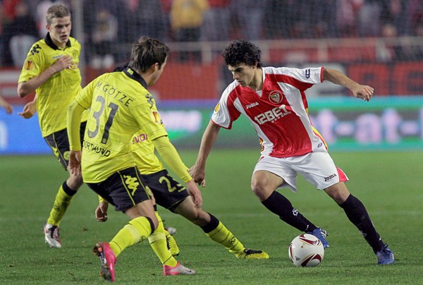 Diego Perotti (vpravo) může slavit se Sevillou postup do jarní fáze.