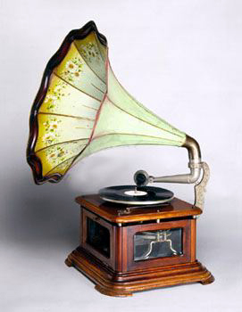 Gramofon z roku 1910.