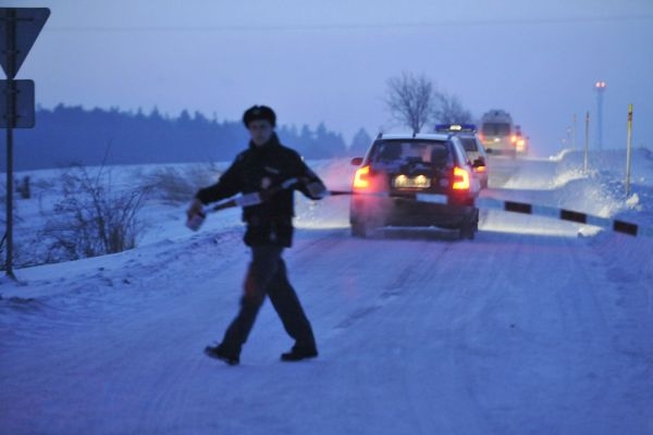 Policista střeží místo nehody.