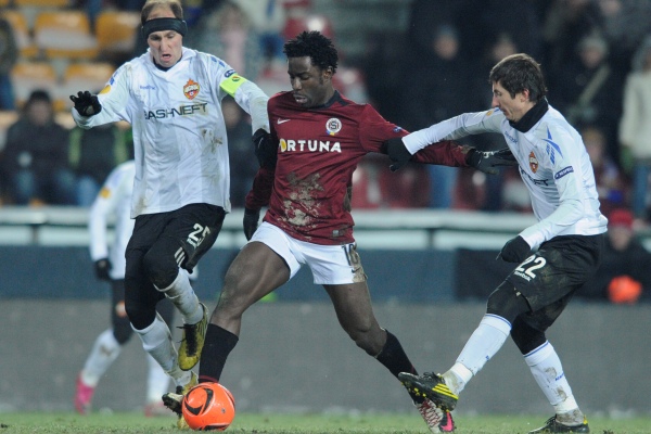 Bony Wilfried (uprostřed) je jedním z hlavních terčů zahraničních týmů.