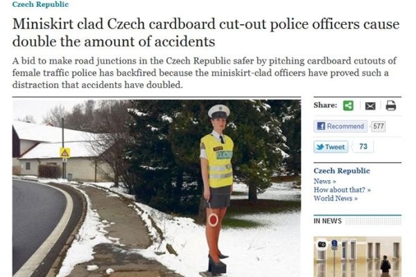 Zahraničním médiím popletla hlavu papírová policistka v minisukni.