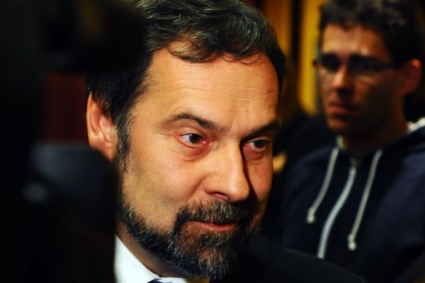 John si vysloužil kritiku poslanců. John si vysloužil kritiku poslanců.