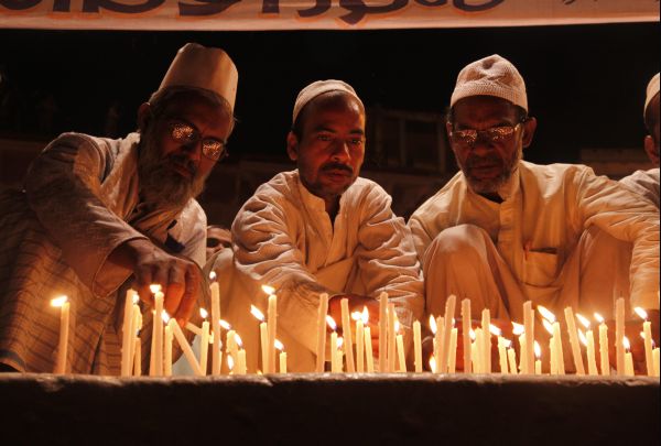 Indičtí muslimové zapalují svíčky na památku obětí teroristického útoků.