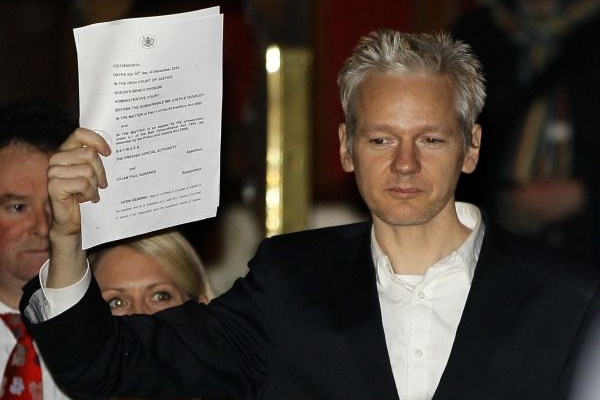 Julien Assange těsně po propuštění z vazby.