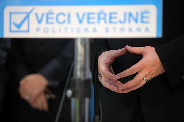 Věci veřejné a ruce ministra Víta Bárty.