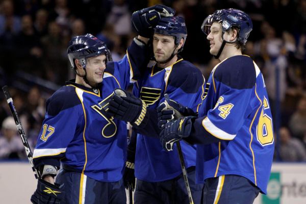 Vladimír Sobotka (vlevo) pomohl St. Louis třemi body k vítězství nad Los Angeles. Vladimír Sobotka (vlevo) pomohl St. Louis třemi body k vítězství nad Los Angeles.