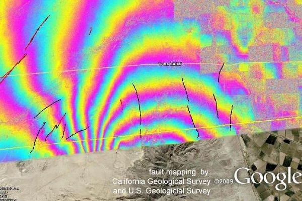 Geologický výzkum odhalil deformace horského masivu po jarním zemětřesení. Geologický výzkum odhalil deformace horského masivu po jarním zemětřesení.