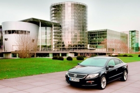 Skleněná manufaktura, továrna, která automobilku vzhledem nepřipomíná.