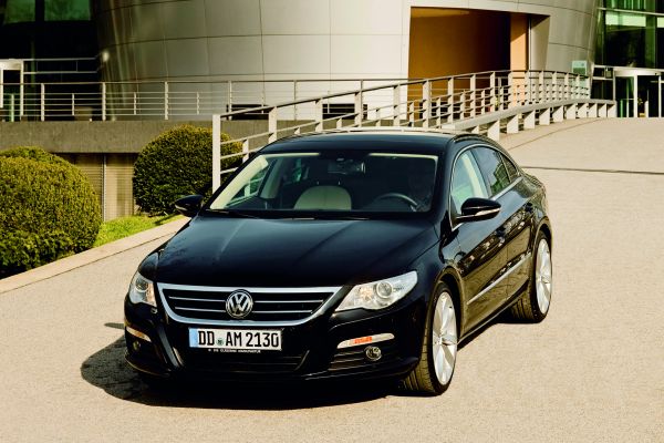 Phaeton, vlajková loď značky VW, se vyrábí v Drážďanech. Phaeton, vlajková loď značky VW, se vyrábí v Drážďanech.