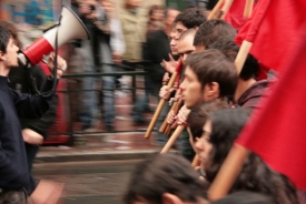 Protesty neutichají.