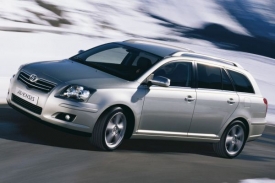 Toyota má na předních místech mezi staršími vozy řadu modelů. Na snímku je Toyota Avensis ve verzi kombi.