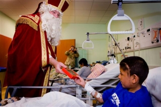 Holandský Mikuláš (Sinterklaas) rozdává dárky dětem v nemocnici v Kandaháru.