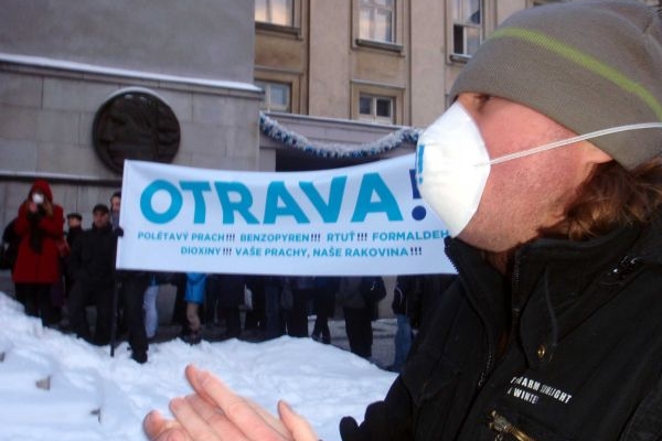 Jednou z rekvizit demonstrujících Ostravanů byly dýchací roušky.